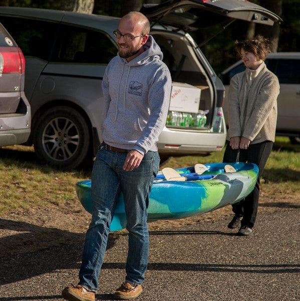 Dan and Taylor from the Aqualand Ale House getting their kayak ready for the COED team division.